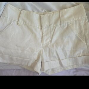 Alice + Olivia Cream Tailored Cuffed Shorts